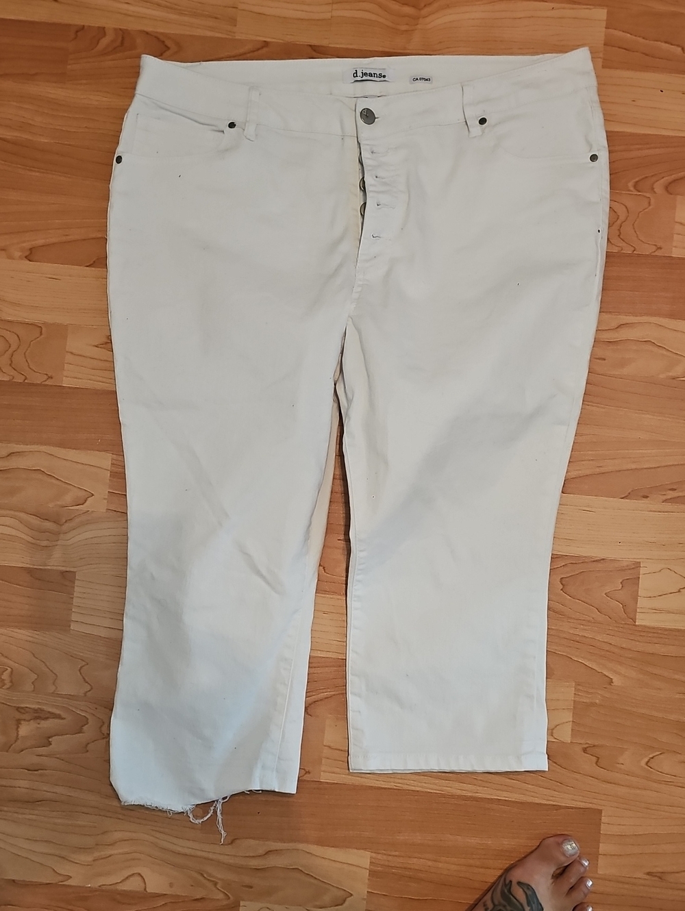 d. jeans White Women's Cropped Button-Fly Jeans